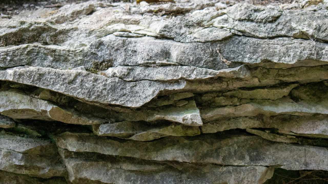 Capas de piedra caliza en el entorno natural