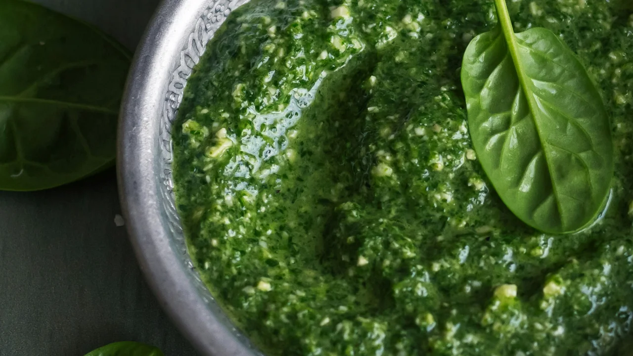Schüssel mit Basilikum-Pesto