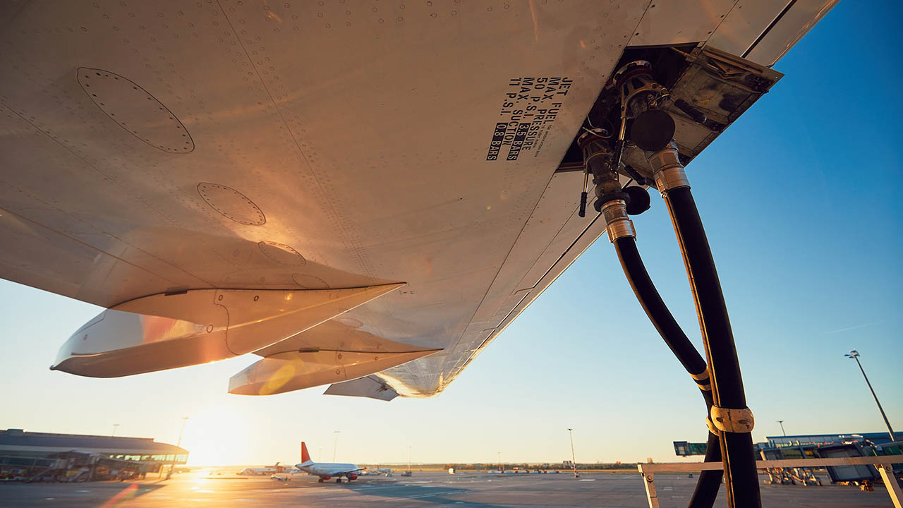 Ravitaillement de l'avion avant le vol.
