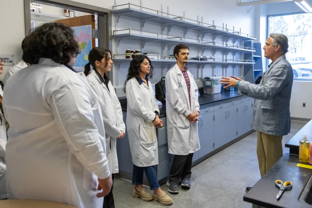 Estudantes de Petr Vozka em conversa no novo laboratório