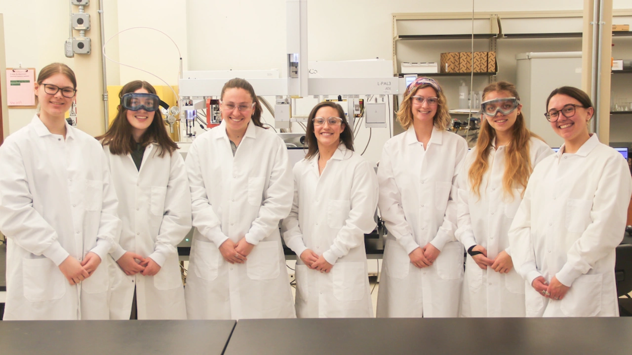 Dr. Kate Perrault-Uptmor and students at William & Mary