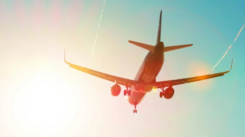 avión volando hacia un cielo soleado