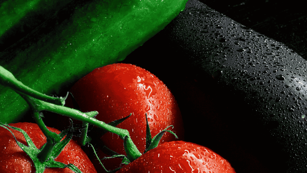 Gros plan sur des concombres et des tomates