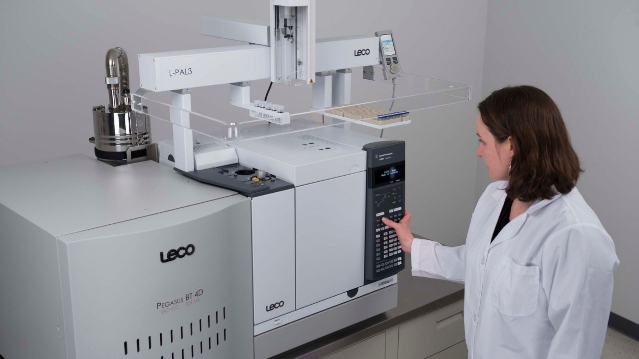 LECO GC-MSを使用している科学者