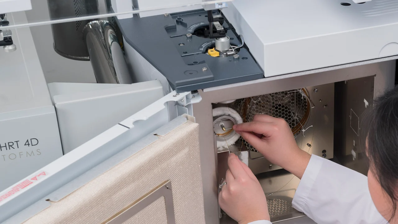 Científico ajustando una columna GCxGC en un sistema LECO Pegasus HRT