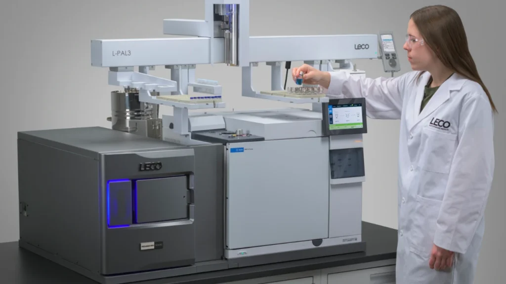 Científico carga la muestra en el autoloader de GC-MS