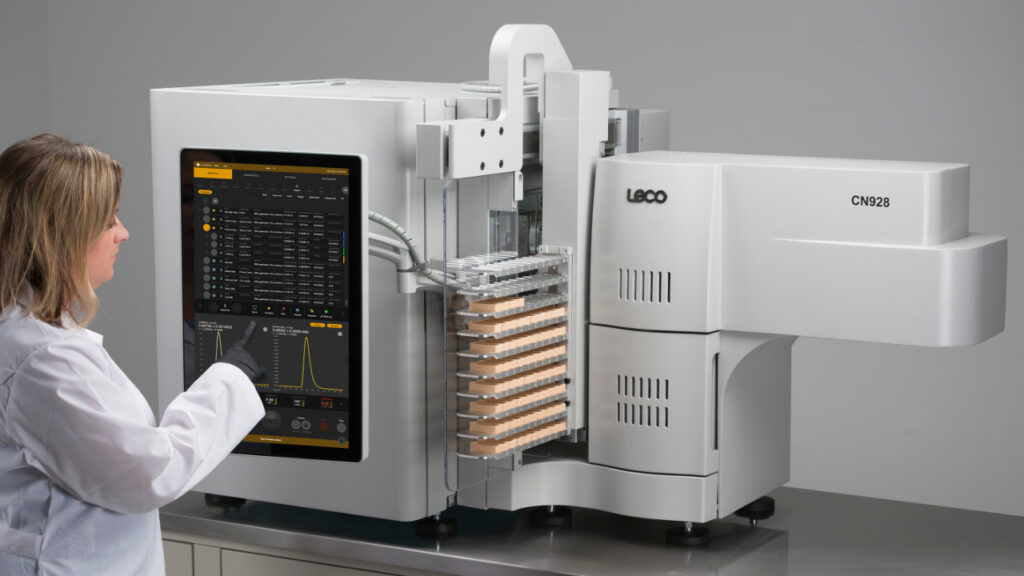 Técnico de laboratório utilizando o analisador de carbono e nitrogênio LECO Série 928
