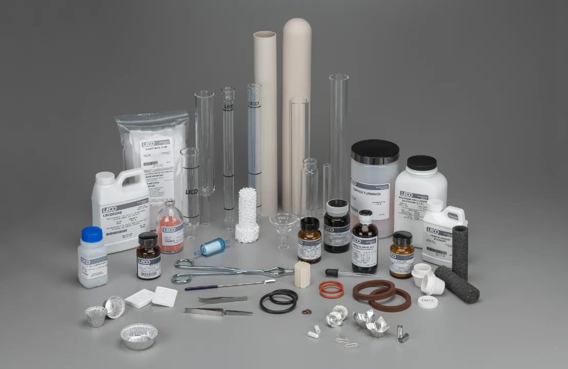 Verbrauchsmaterialien der Marke LECO – verschiedene Pulver, Teile, Flaschen
