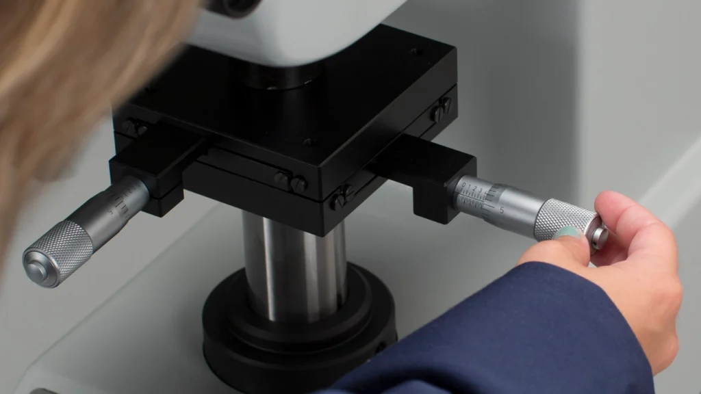 réglages manuels de la platine sur un duromètre