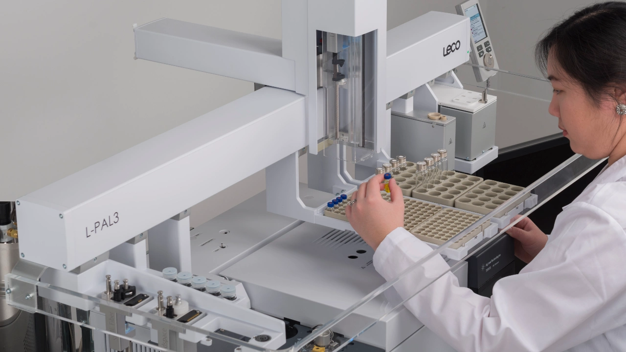 Químico preparando el autocargador de GC-MS para el análisis