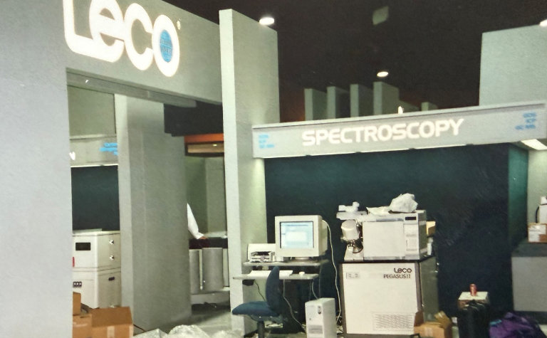 展示会の設営中の「LECO Pegasus II」