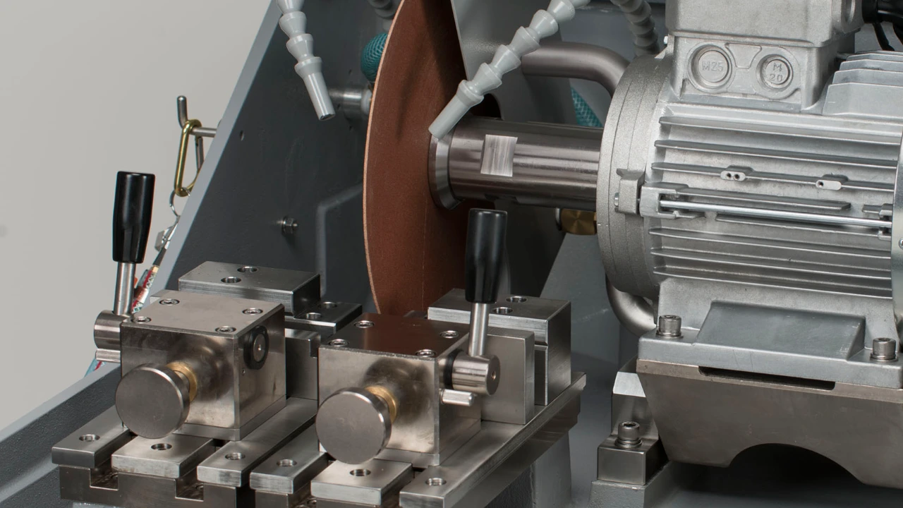 cutting wheel and table of metallographic sectioning machine