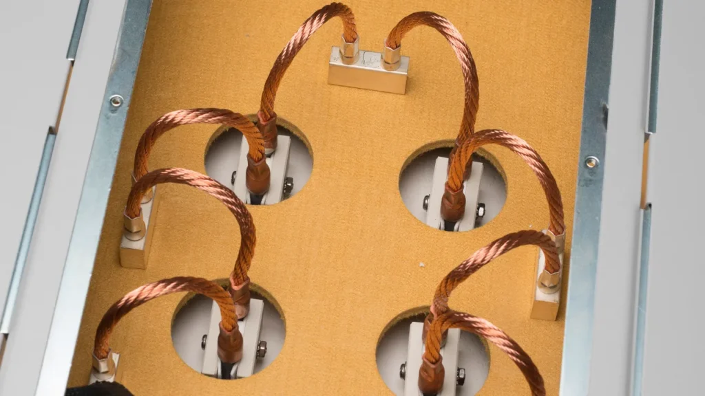 Elektrische Anschlüsse des LECO-Röhrenofens