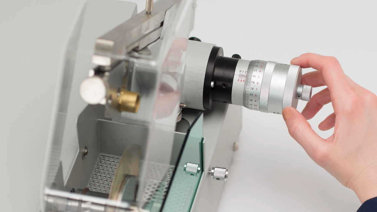 Hand adjusting dial