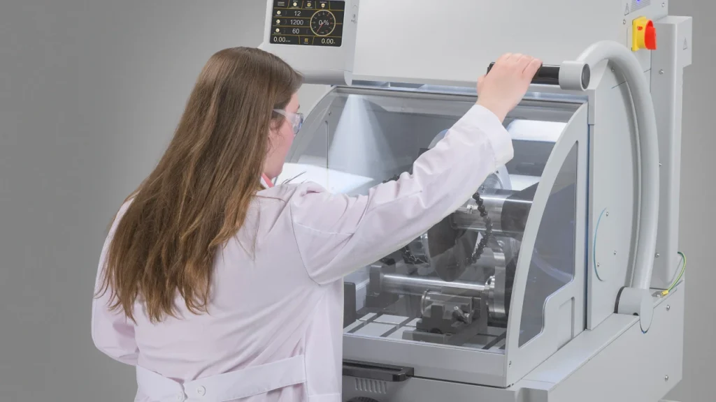 Métallurgiste coupant avec une machine de tronçonnage métallographique