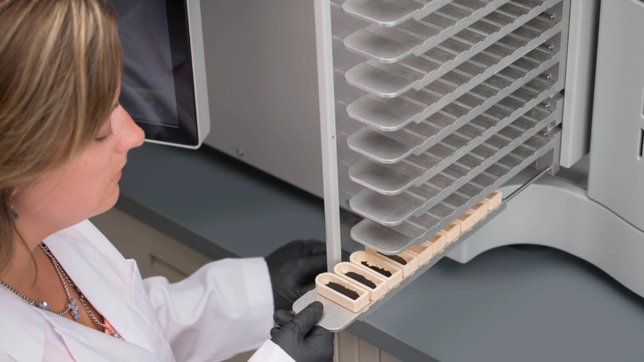 Wissenschaftler beim Beladen des LECO SC832-Autoloaders