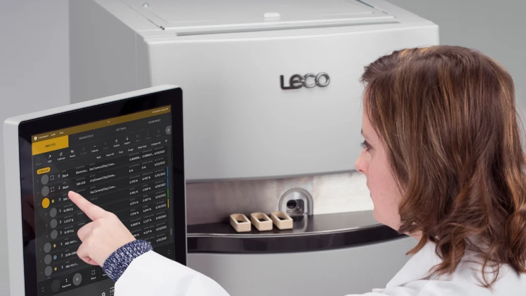 Wissenschaftler, der das Gerät LECO SC832 bedient