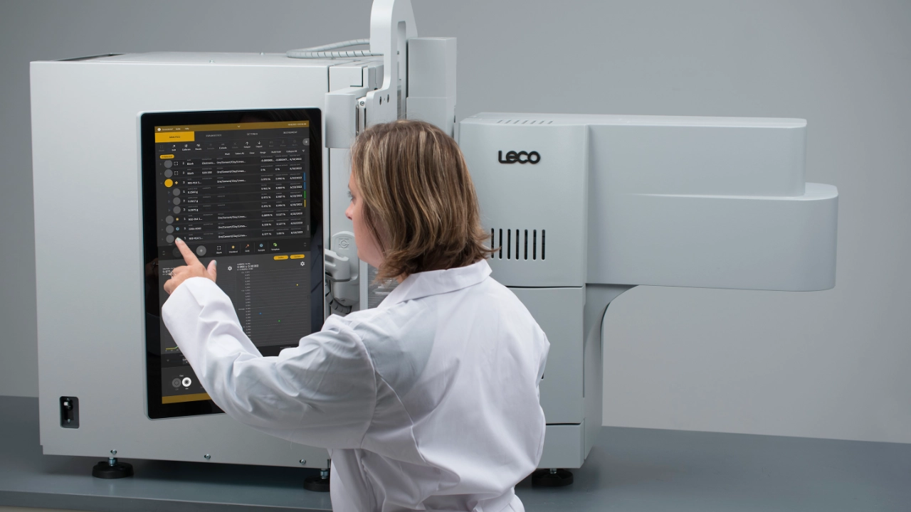 Wissenschaftler, der das Gerät LECO SC832 bedient