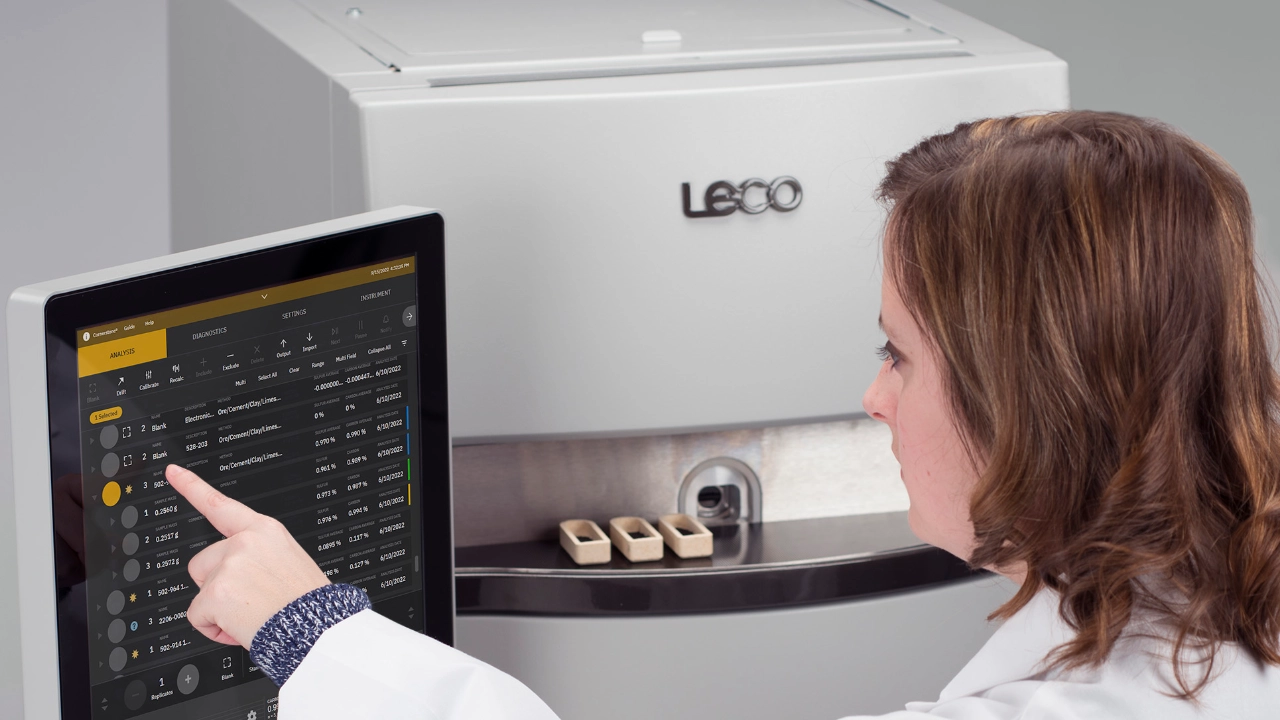 Wissenschaftler, der das Gerät LECO SC832 bedient