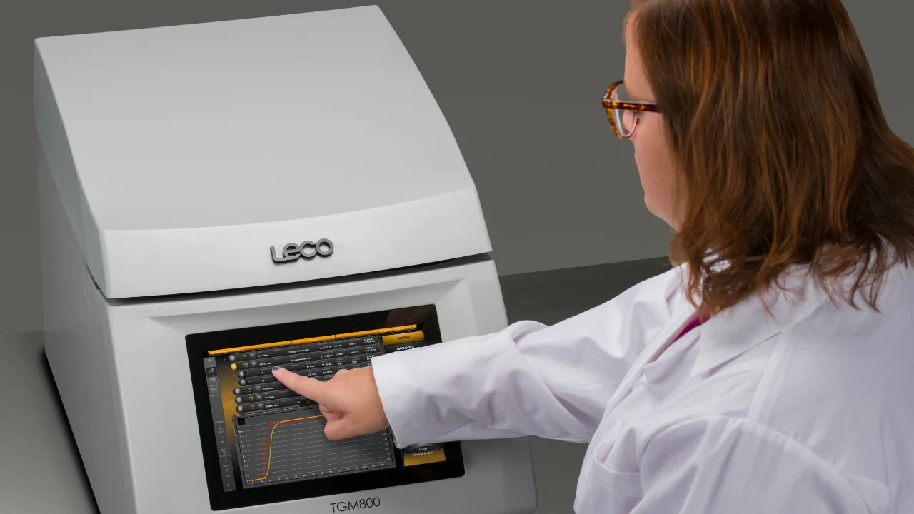 Scientifique opérant un analyseur thermogravimétrique