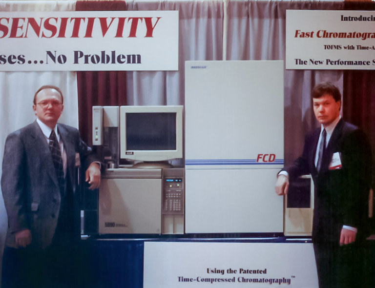 1995年のピットコンで、高速クロマトグラフィー検出器を携えたスラヴァ・アルタエフとケビン・マクニット