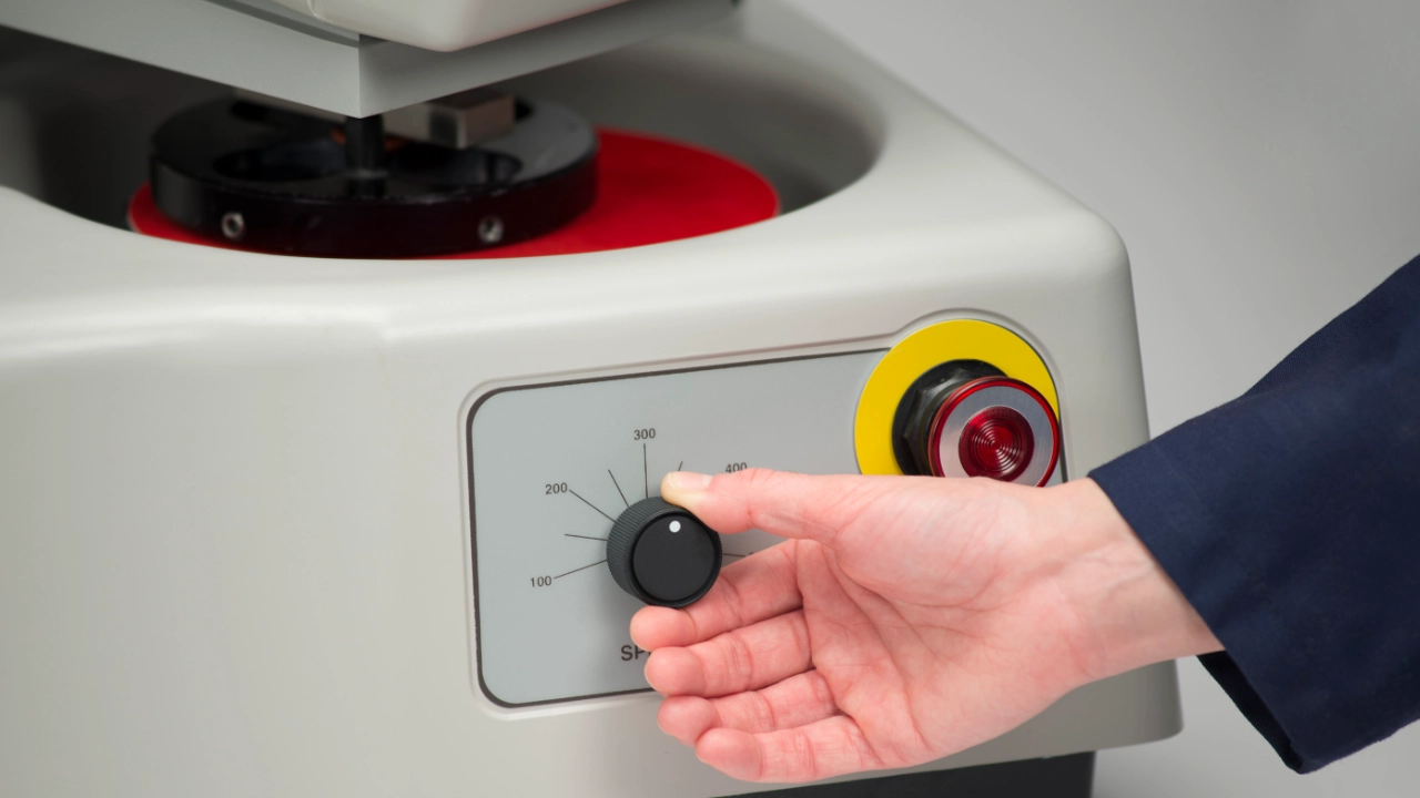adjusting speed on metallographygrinder-polisher