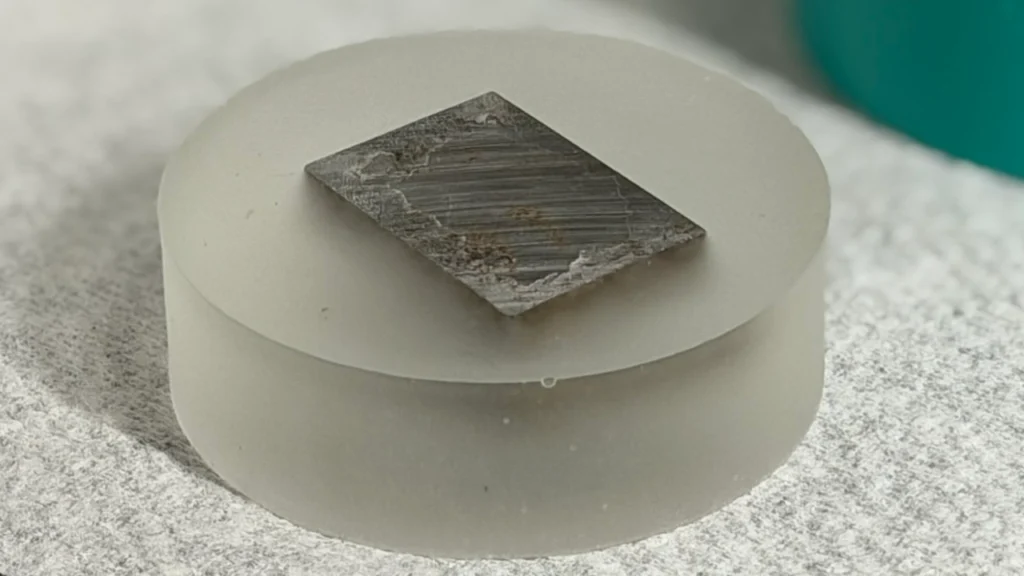 eine unpolierte metallografische Präparatplatte nach dem Kaltpräparationsverfahren