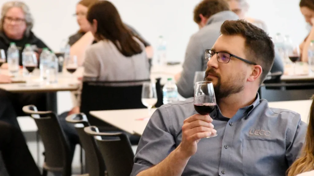 Participantes de Química del Vino durante la degustación de vino tinto
