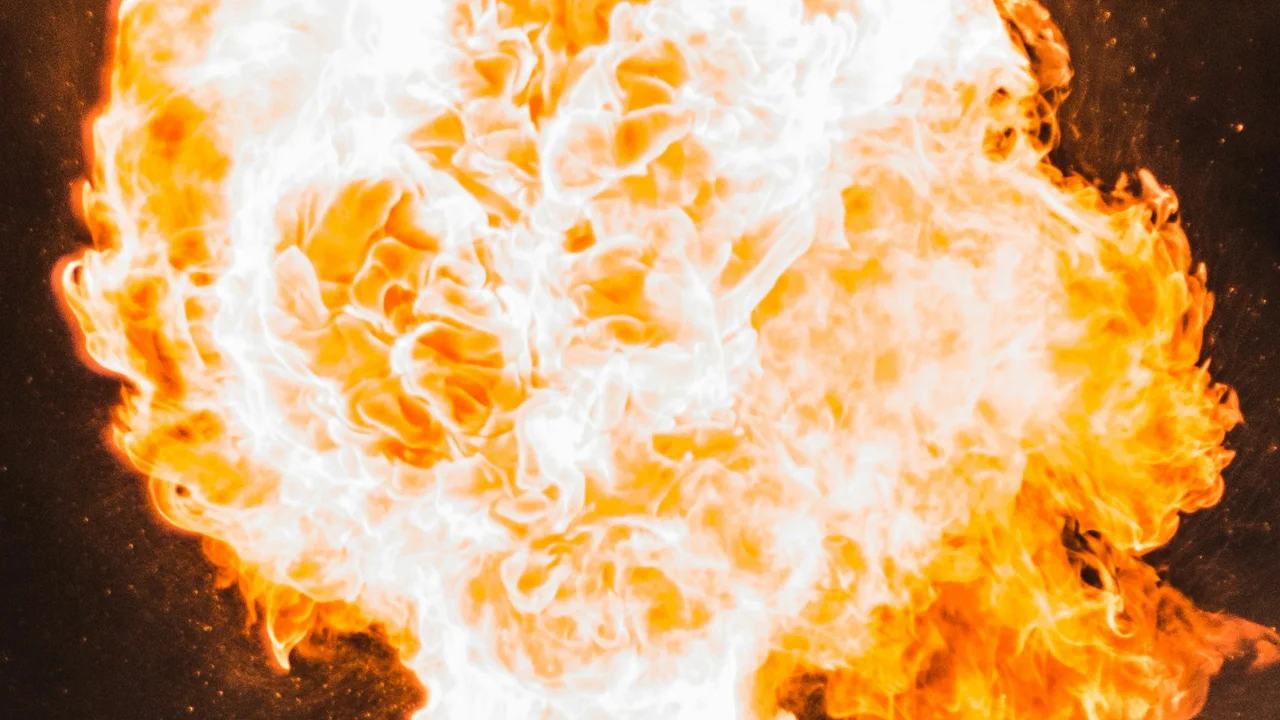 explosión: representa la combustión dentro del recipiente del calorímetro