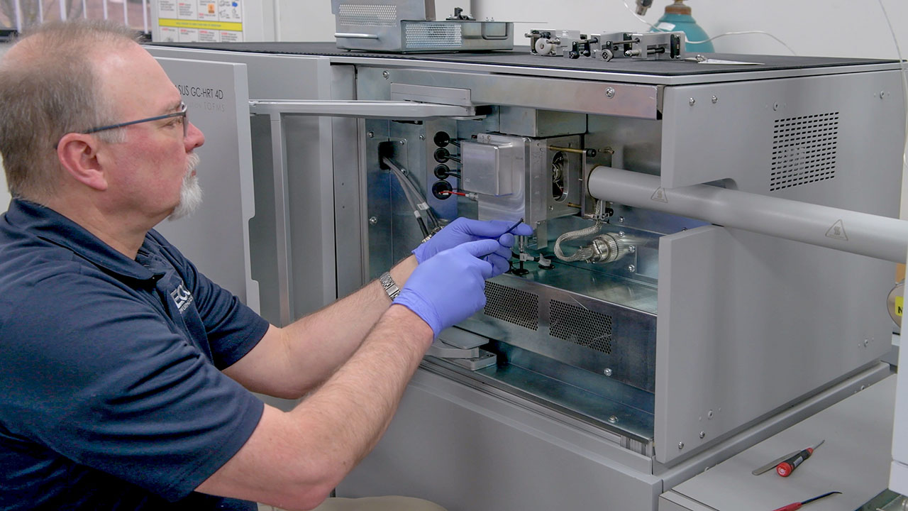 El ingeniero de soporte de LECO trabaja en el lugar para reparar y actualizar un instrumento